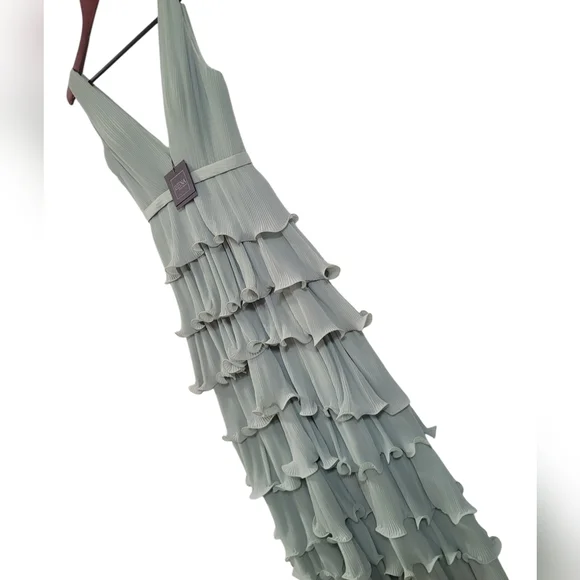 New Mac Duggal Green Ruffle Tired Sleeveless Formal Gown Size 2 Maxi Dress - Picture 3 of 7